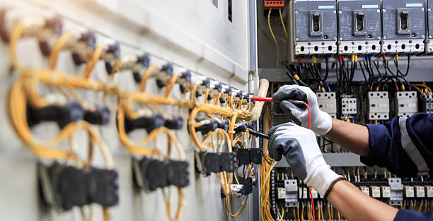 Professional Electrician technician working in Harrisburg, IL